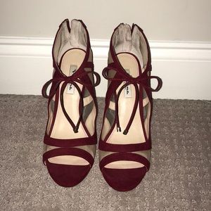 Women’s red heel w/ bow